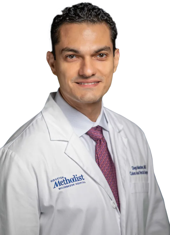 Fotografía del Dr. Diego Marine, Cirujano de Colon y Recto, vistiendo una bata blanca